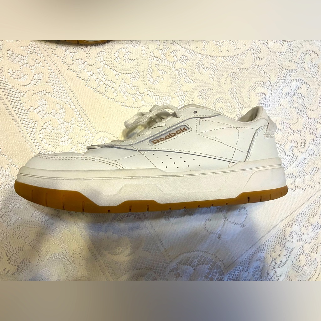 Reebok White Street Shoes. Gold Emblem. Size 7.5 Women’s I